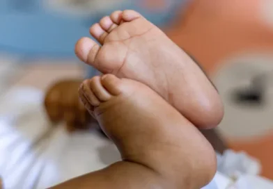 Bebê de 10 meses morre após estupro; parceiro da mãe e primo são presos