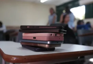 Restrição a celulares em escolas avança, mas 39% dos diretores relatam dificuldades