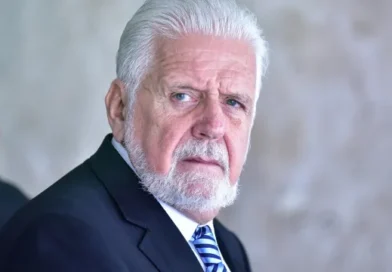 Jaques Wagner diz que provará inocência, mas evita comentar investigação