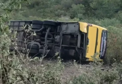Acidente com ônibus de romeiros deixa dois mortos e 21 feridos no Ceará