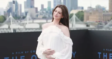 Grávida, Anne Hathaway exibe barriguinha em evento em Londres