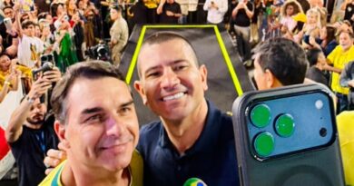 FLÁVIO BOLSONARO E DOUGLAS RUAS ABREM CAMPANHA JUNTOS EM COPACABANA NO DIA 16