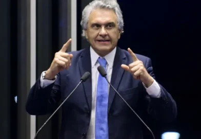 Caiado diz que currículo de Flávio Bolsonaro é a certidão de nascimento