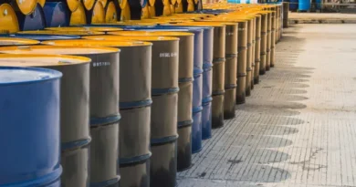 Petróleo chega a disparar mais de 3% e tem maior valor em quase um mês