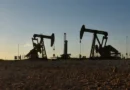 Petróleo fecha em leve alta com tensões no Oriente Médio e preocupações com demanda