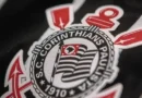 Torcedores protestam em frente ao Ministério Público e pedem intervenção no Corinthians