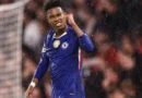 Chelsea vence o Luton Town com ajuda de Estêvão e avança na Copa da Liga