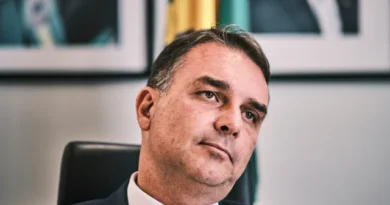 Flávio Bolsonaro promete reduzir impostos e diz que não fará economia em cima de aposentados