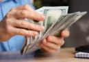 Dólar tem leve alta e Bolsa recua com Focus e Oriente Médio no radar