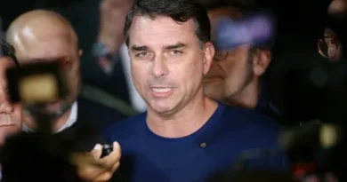 Flávio Bolsonaro ataca Moraes, Dino e Zanin e defende impeachment no STF
