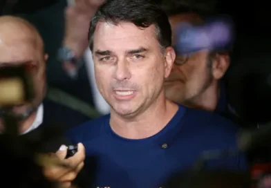 Flávio Bolsonaro ataca Moraes, Dino e Zanin e defende impeachment no STF