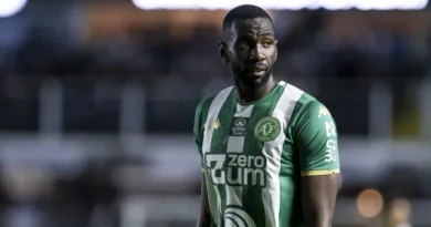 Jogador da Chapecoense é internado com lesão no pâncreas após enfrentar Cruzeiro