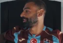 Salah chega à Turquia e veste camisa do Trabzonspor antes de exames