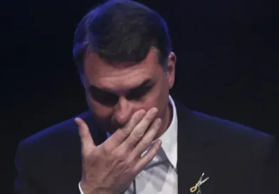 Flávio escreve carta a Bolsonaro, chora e diz que proibir visita no Dia dos Pais é desumano