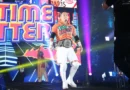 Lutador de wrestling Yujiro Kushida cai no golpe da fruta em visita ao Mercadão de SP
