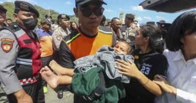 Barco pega fogo com mais de 170 pessoas a bordo na Indonésia; veja