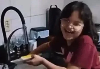 Menina tem ataque de riso de mais de 3h (que esconde problema de saúde)