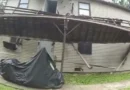 Varanda desaba e derruba nove policiais durante operação nos EUA; vídeo