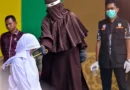 Adultério termina em 100 chibatadas diante de uma multidão na Indonésia
