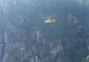 Helicóptero atinge cabos de teleférico, explode no ar e mata dois; vídeo