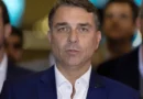 Flávio Bolsonaro promete conceder anistia ao pai. Julgamento foi “farsa”
