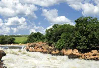 Rio Tietê fica com a água escura na região de Salto (SP)
