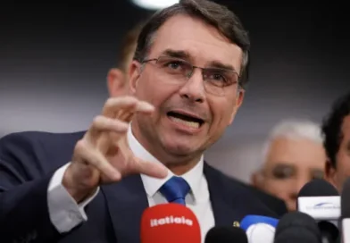 Flávio Bolsonaro pede prisão de servidor por repostar caso de Aparecida