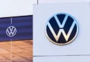 Volkswagen corta projeção de lucro após baixa contábil na Porsche e piora na China