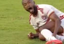 Imagens fortes: atacante marroquino fratura a perna em dividida; vídeo
