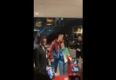 Cristiano Ronaldo causa euforia entre crianças em hotel na Noruega