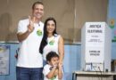 Douglas Ruas vota em São Gonçalo acompanhado da esposa e do filho