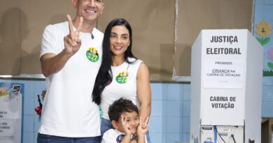 Douglas Ruas vota em São Gonçalo acompanhado da esposa e do filho