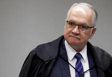 Fachin tenta conter divisão no STF, mas decisão sobre INSS incomoda aliados de Moraes