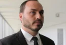 ‘Desculpa, pai. A gente falhou’, diz Carlos Bolsonaro em vídeo após fuga do irmão