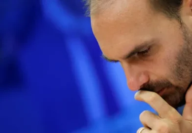 Moraes determina início de pena de Eduardo Bolsonaro e cancela passaportes