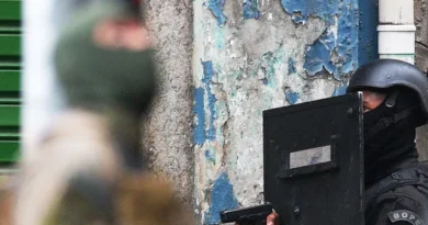 Homem armado invade escola em Curitiba e crianças são mantidas no local; polícia negocia saída