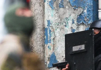 Homem armado invade escola em Curitiba e crianças são mantidas no local; polícia negocia saída