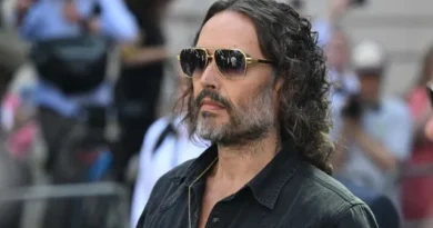 Julgamento de Russell Brand apresenta novos relatos de estupro e agressão