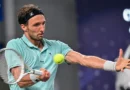Medvedev é desclassificado após dar bolada em espectador, e Djokovic avança à final na China