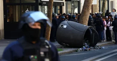 França decreta novos toques de recolher e começa a julgar detidos após onda de caos