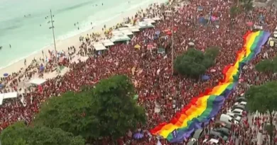 Multidão ocupa sete quarteirões de Copacabana em ato pró-Lula
