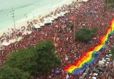 Multidão ocupa sete quarteirões de Copacabana em ato pró-Lula