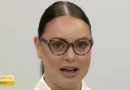 Apresentadora chora ao vivo ao anunciar afastamento da TV; vídeo
