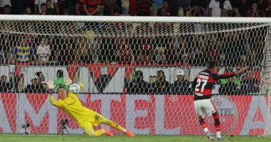Quem é Muslera, goleiro que defendeu três pênaltis do Flamengo?